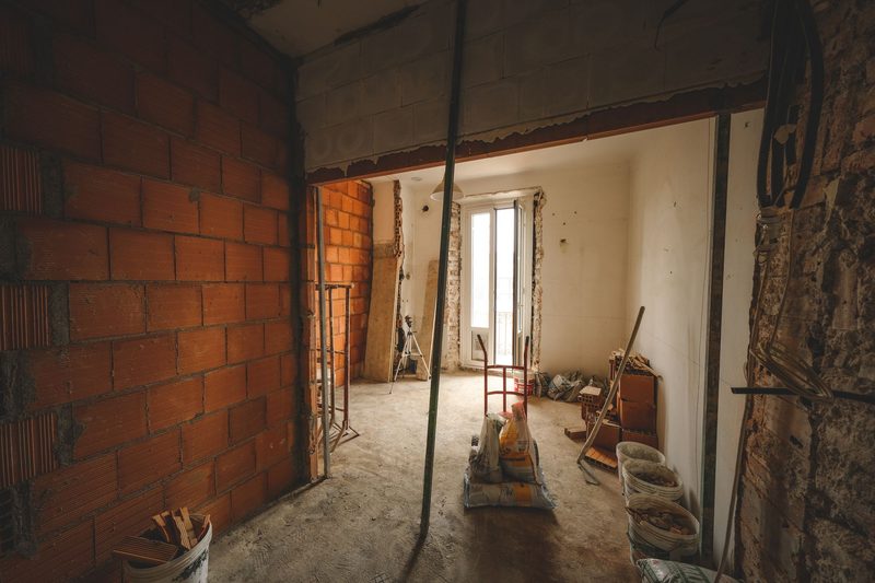 Telliskiviseina avaus renoveeritavas ruumis